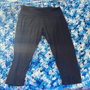Women’s Cropped Leggings large